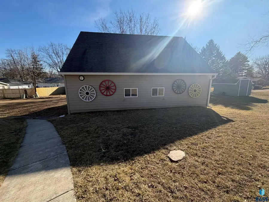 803 NE 6th St, Madison, SD 57042 - #2