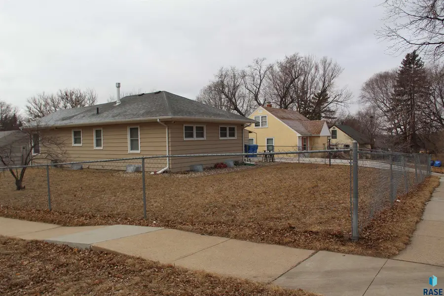 900 S Westmoor Dr, Sioux Falls, SD 57104 - #2
