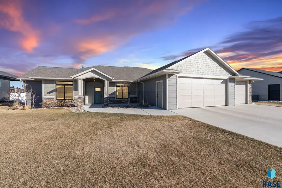 2310 N Lammers Ave, Tea, SD 57064 - #2