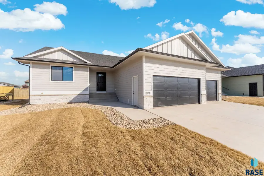 1008 Birch St, Harrisburg, SD 57032 - #2