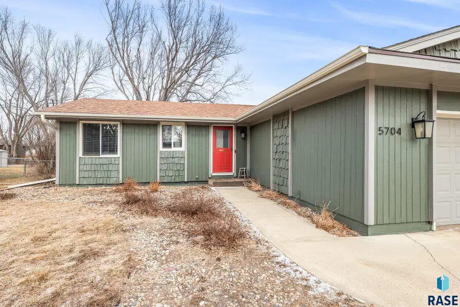 5704 W Walden Dr, Sioux Falls, SD 57106 - #2