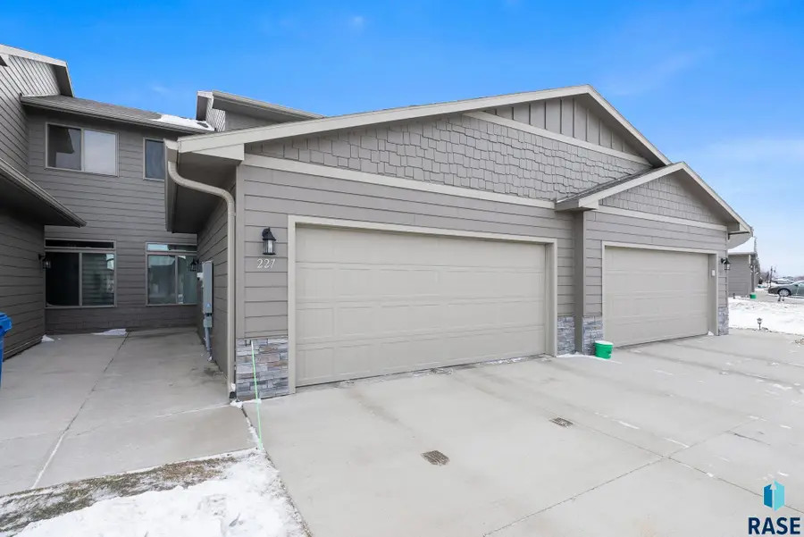 227 E Ivy Rd, Tea, SD 57064 - #3