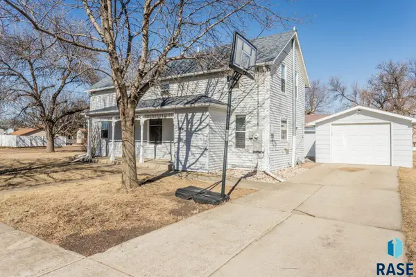 204 E 4th Ave, Lennox, SD 57039