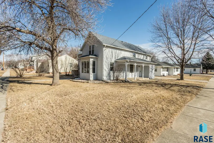 204 E 4th Ave, Lennox, SD 57039 - #2