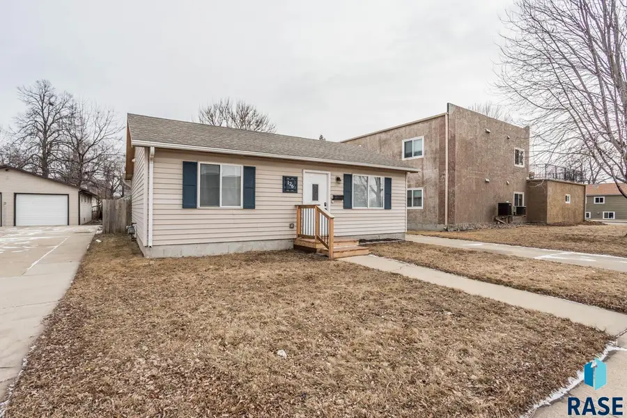 126 S Williams Ave, Sioux Falls, SD 57104 - #2