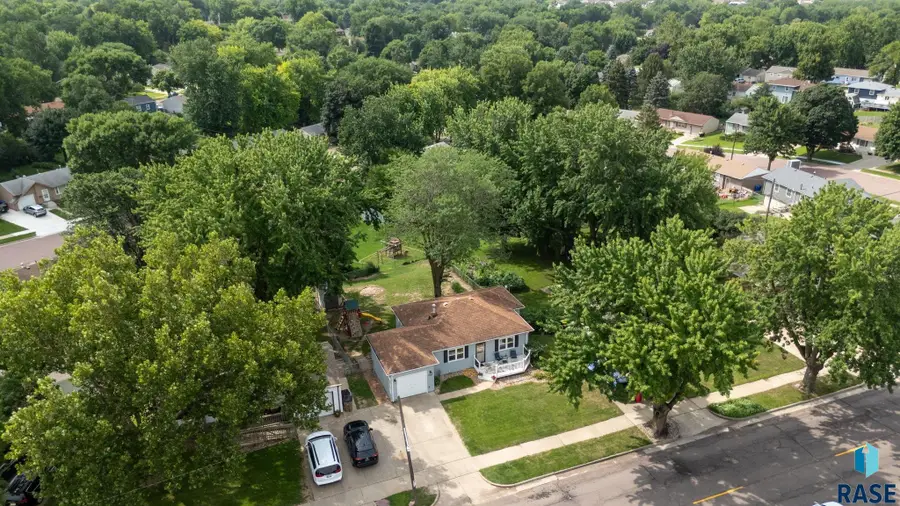 3313 E 18th St, Sioux Falls, SD 57103 - #2