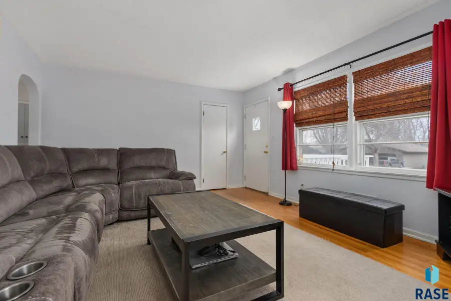 2213 S Hawthorne Ave, Sioux Falls, SD 57105 - #2