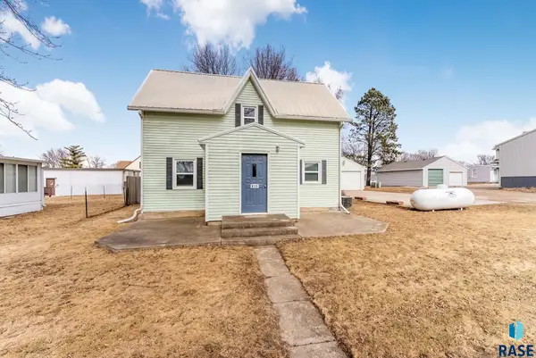 915 Fell St, Larchwood, IA 51241