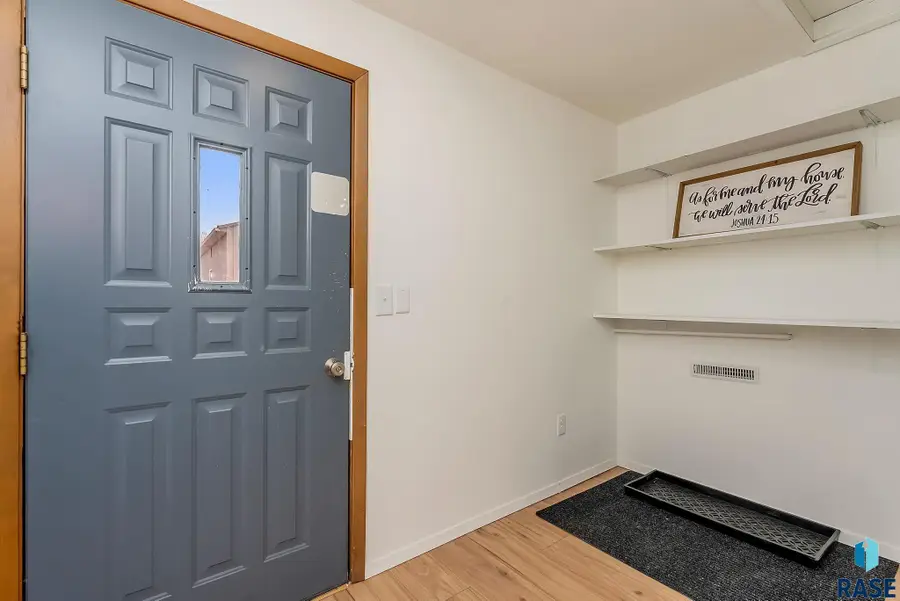 915 Fell St, Larchwood, IA 51241 - #3