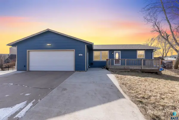 208 Bonnies Cir, Baltic, SD 57003