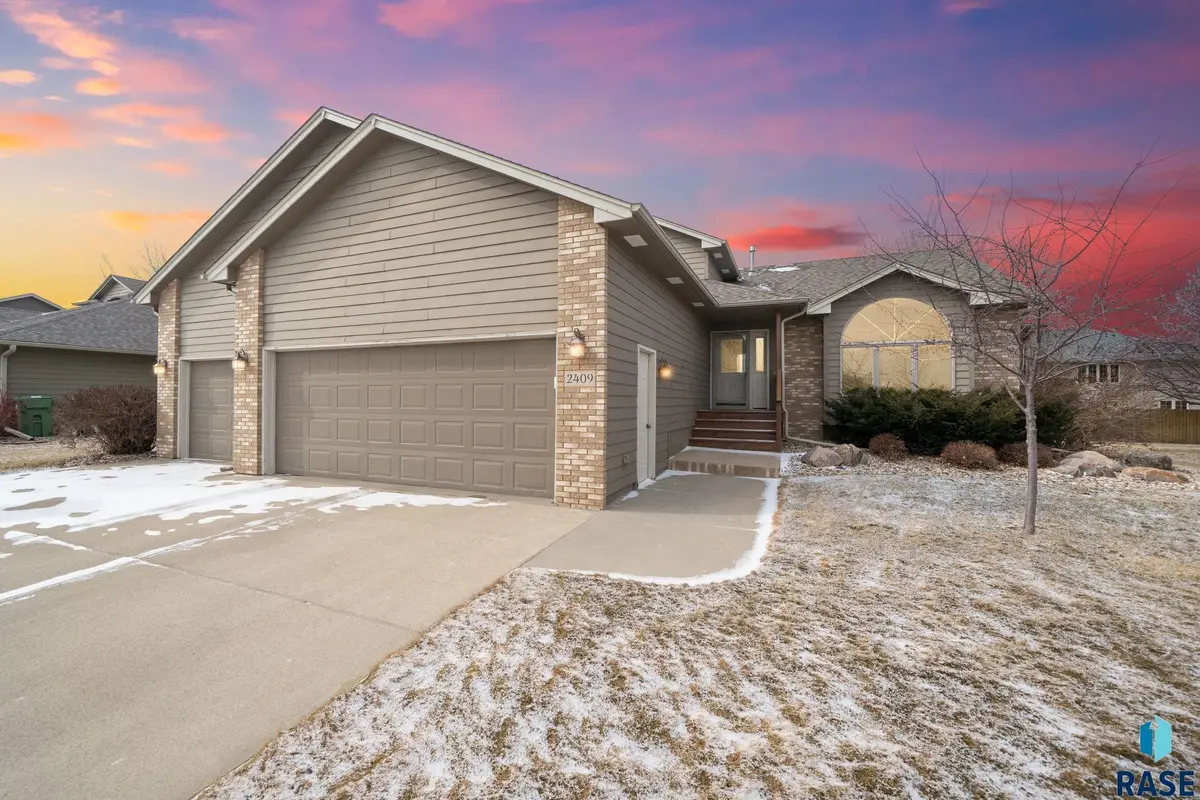 2409 S Grinnell Ave, Sioux Falls, SD 57106 - #1