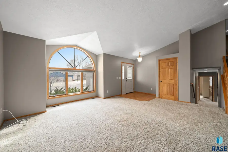 2409 S Grinnell Ave, Sioux Falls, SD 57106 - #3