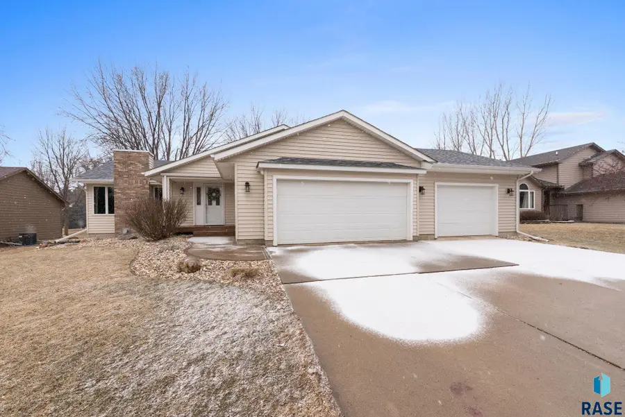 201 E 9th St, Crooks, SD 57020 - #2