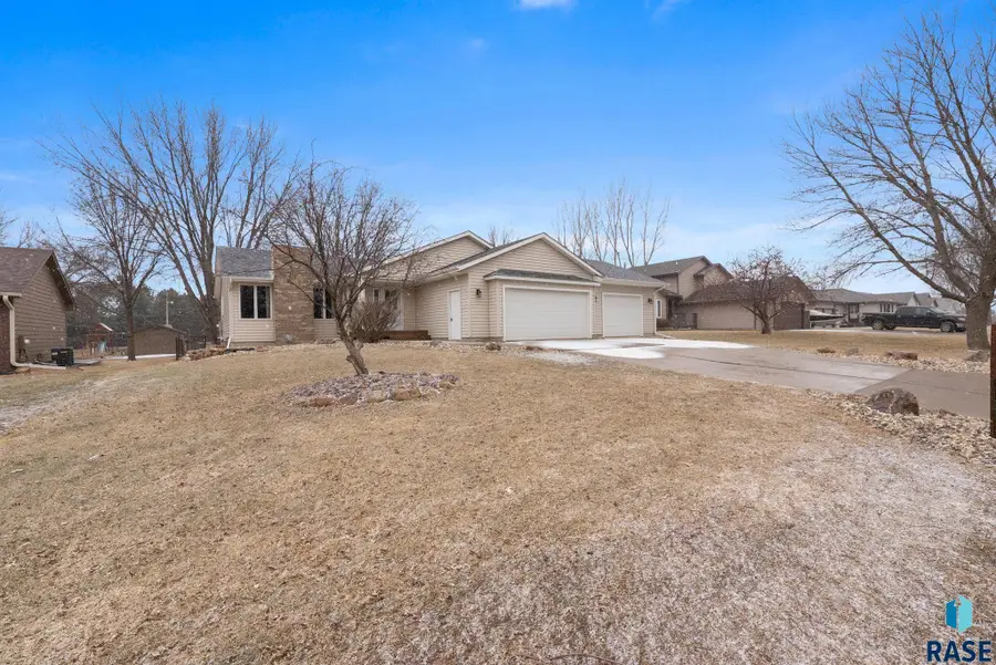 201 E 9th St, Crooks, SD 57020 - #3