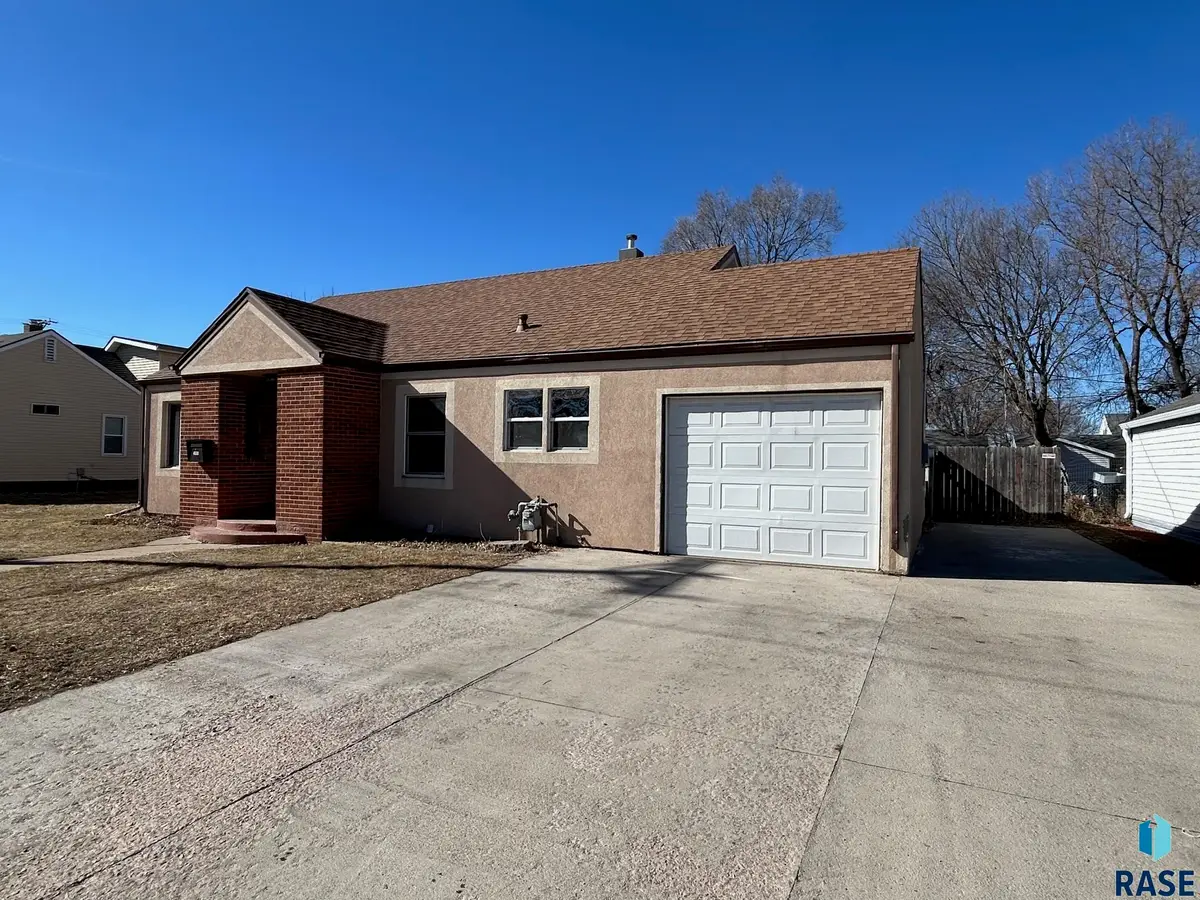 1005 N Kiwanis Ave, Sioux Falls, SD 57104 - #1