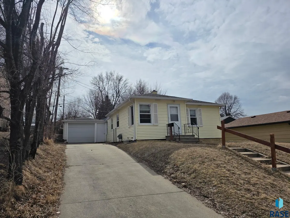 2213 W 15th St, Sioux Falls, SD 57104 - #1