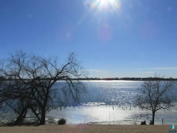 26520 N Shore Pl, Hartford, SD 57033