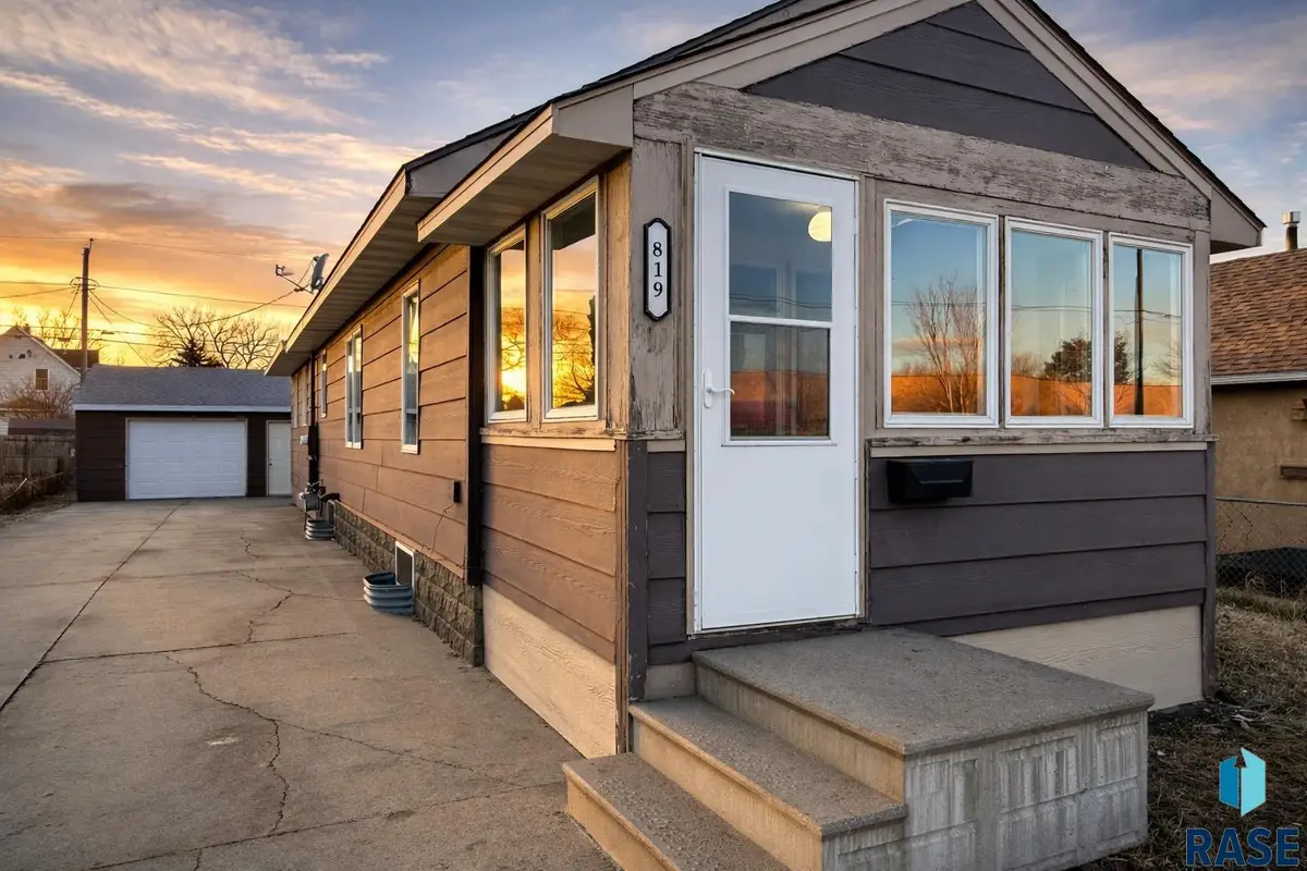 819 N Cliff Ave, Sioux Falls, SD 57103 - #1