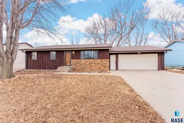 5813 W Pebble Creek Rd, Sioux Falls, SD 57106