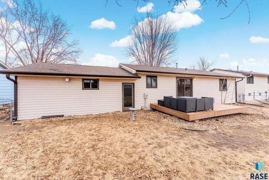 5813 W Pebble Creek Rd, Sioux Falls, SD 57106 - #2