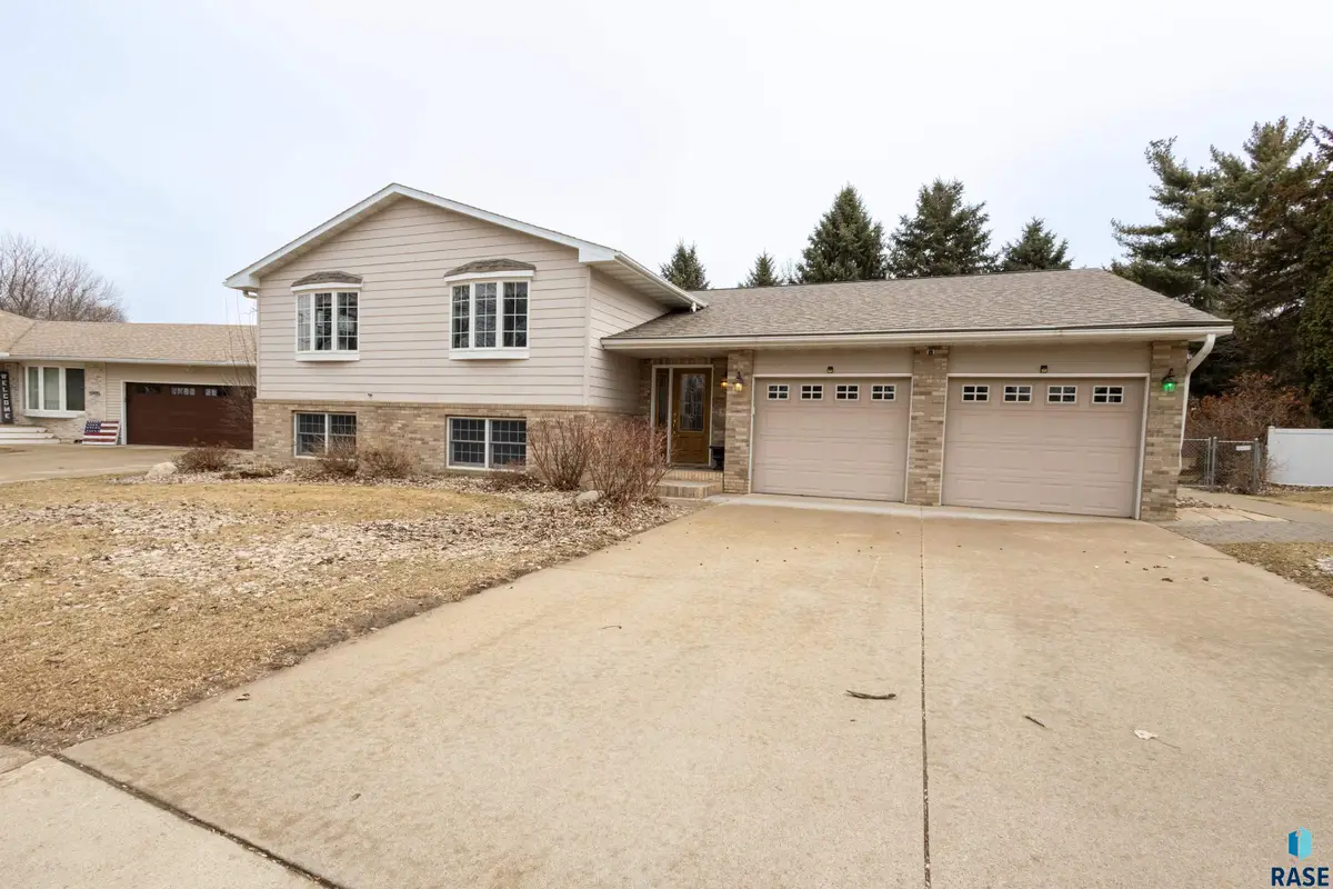 5909 W Chadwick Pl, Sioux Falls, SD 57106 - #1