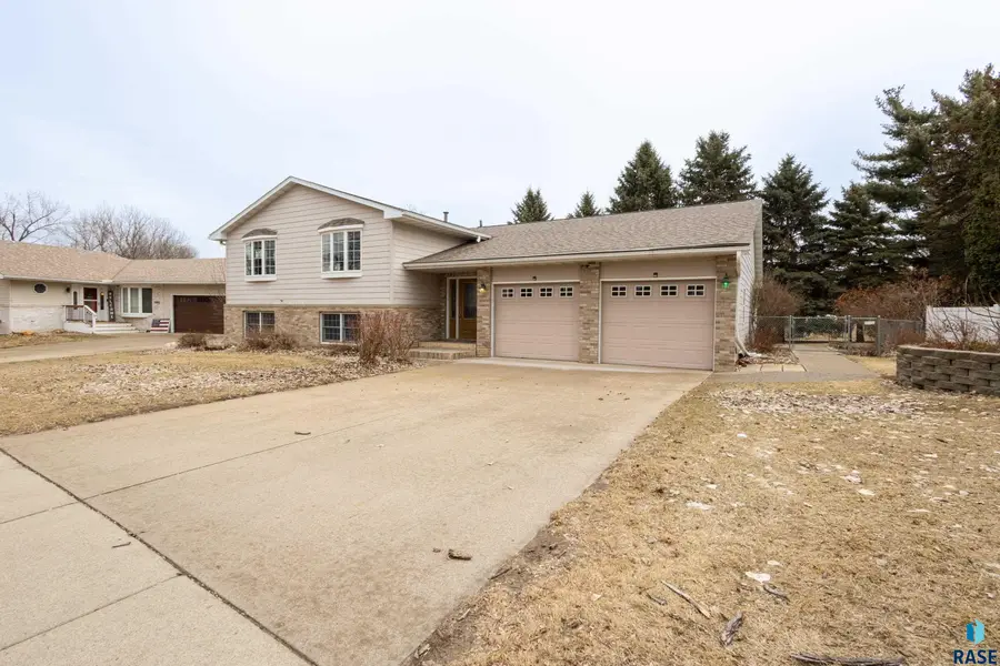 5909 W Chadwick Pl, Sioux Falls, SD 57106 - #3