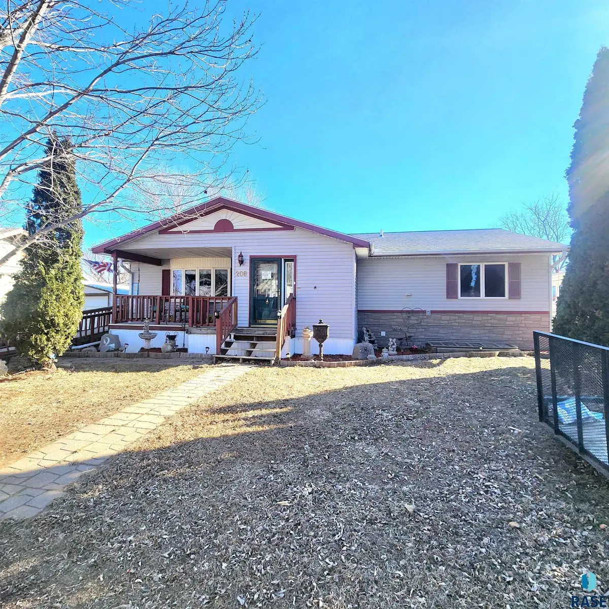 208 S Clark St, Viborg, SD 57070 - #1