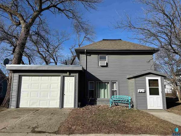 221 S Josephine Ave, Madison, SD 57042