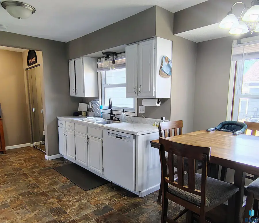 105 Center Ave, Garretson, SD 57030 - #2