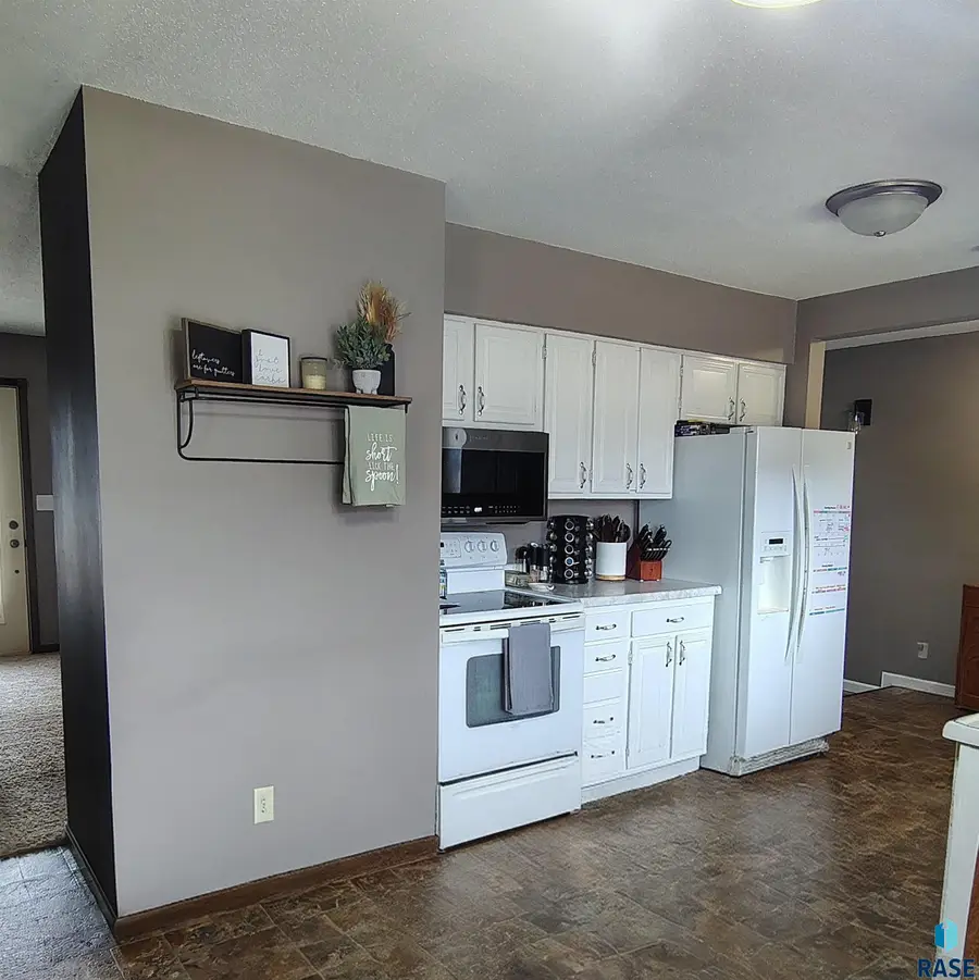 105 Center Ave, Garretson, SD 57030 - #3
