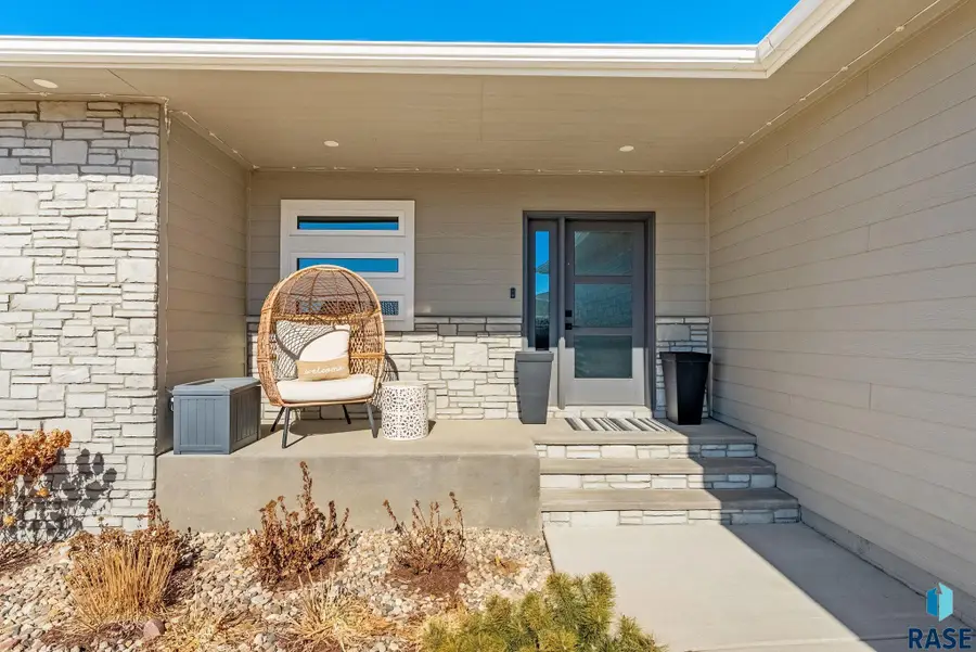 8204 E Wicker Ct, Sioux Falls, SD 57110 - #2