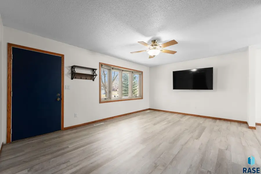 2305 S Royal Ct, Sioux Falls, SD 57106 - #2