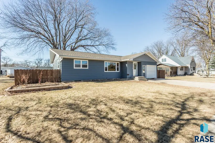 209 E Albert St, Freeman, SD 57029 - #2