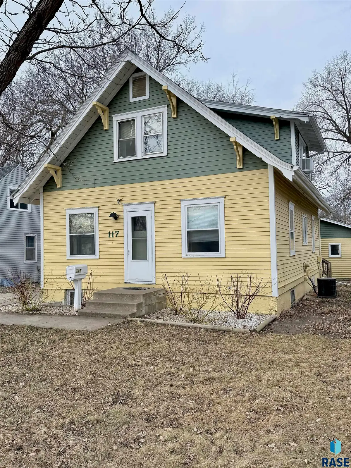 117 S Pine St, Vermillion, SD 57069 - #1