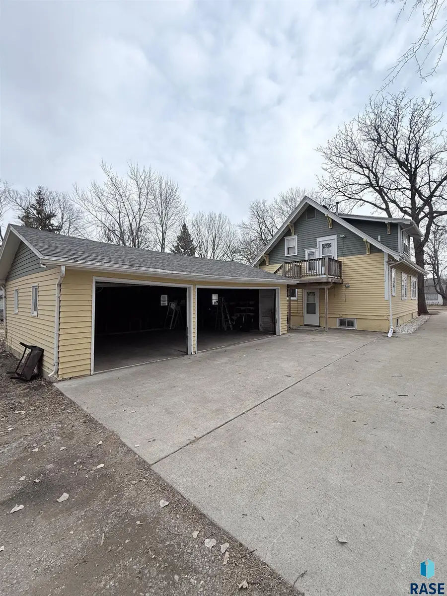 117 S Pine St, Vermillion, SD 57069 - #3