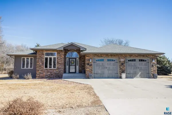 1516 Deerfield Ln, Mitchell, SD 57301