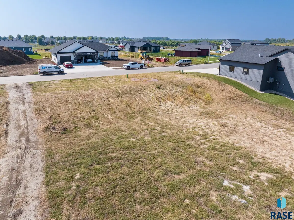 5535 W Colonial Ct, Sioux Falls, SD 57107 - #1