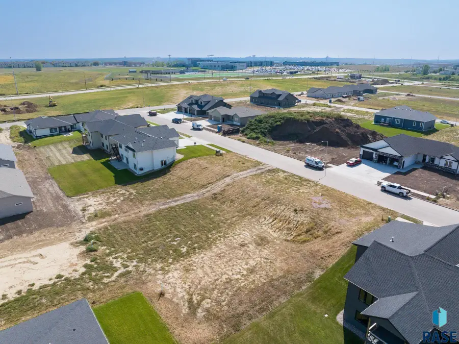 5535 W Colonial Ct, Sioux Falls, SD 57107 - #2
