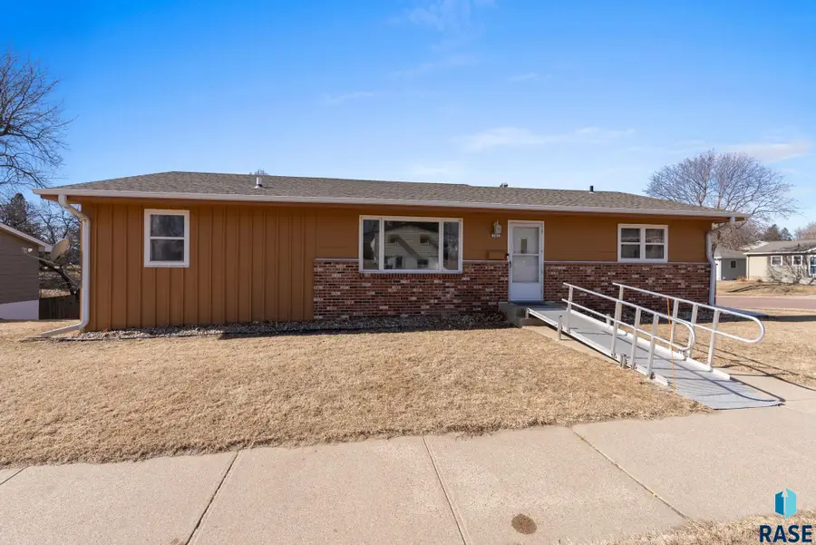 701 S Lowell Ave, Sioux Falls, SD 57103 - #2