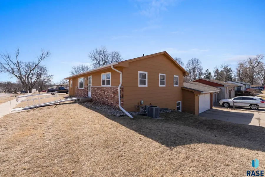 701 S Lowell Ave, Sioux Falls, SD 57103 - #3