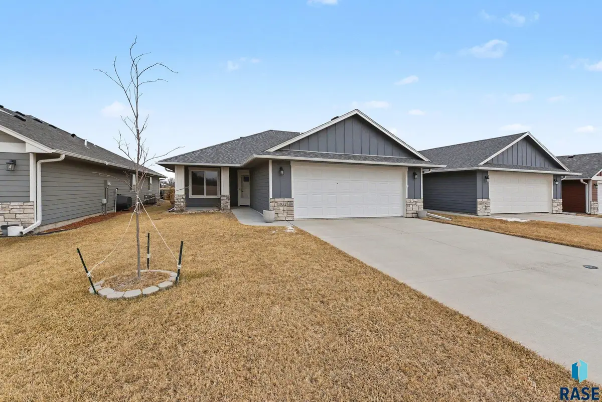 1032 NE 11th St, Madison, SD 57042 - #1