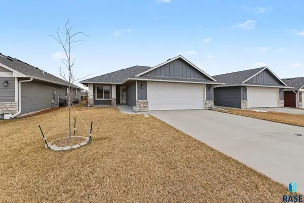 1032 NE 11th St, Madison, SD 57042