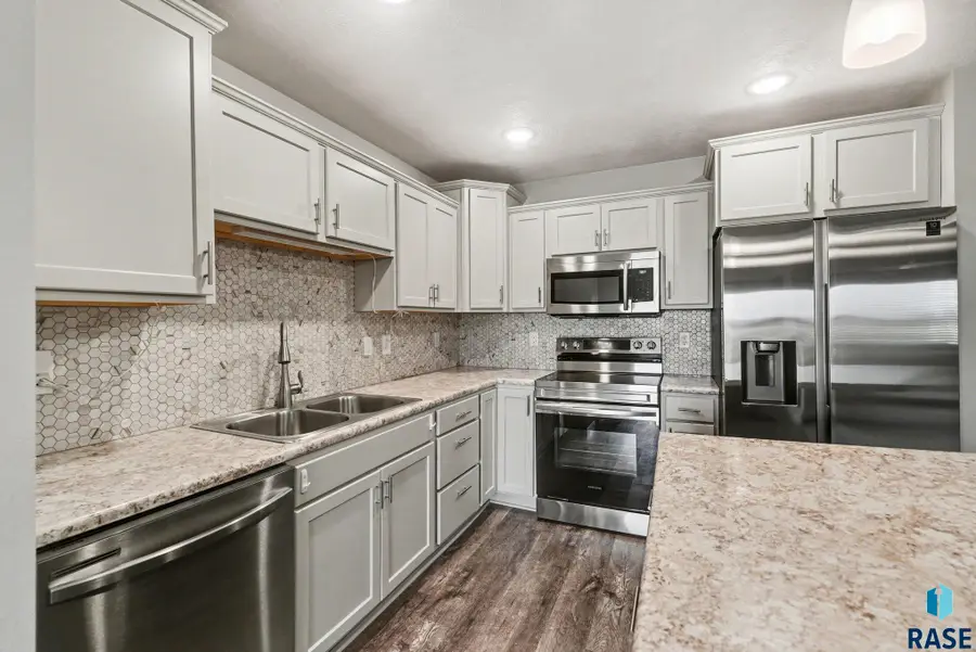 1032 NE 11th St, Madison, SD 57042 - #2