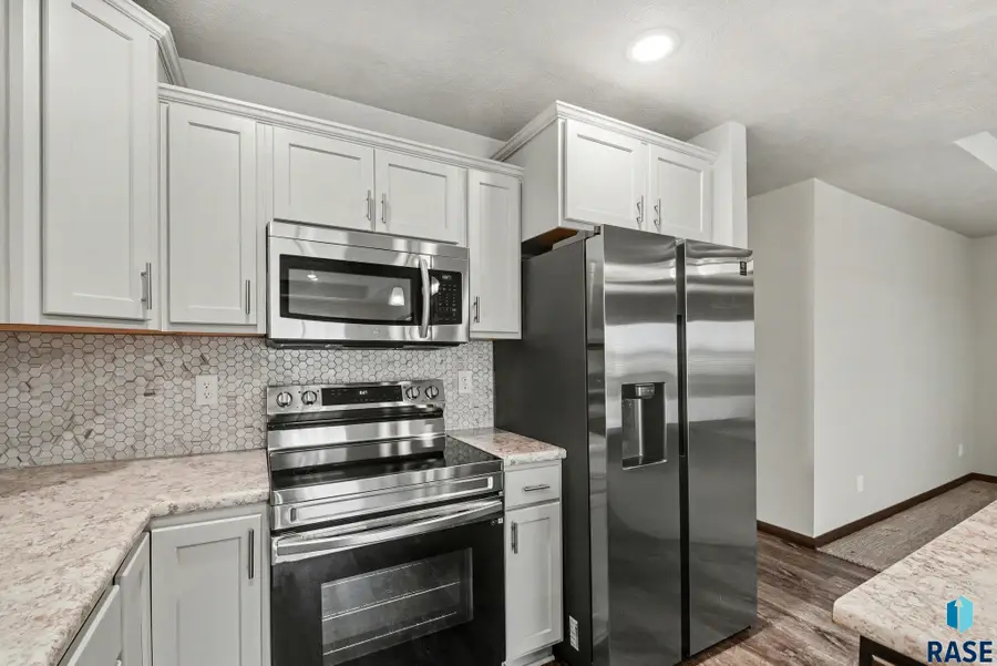 1032 NE 11th St, Madison, SD 57042 - #3