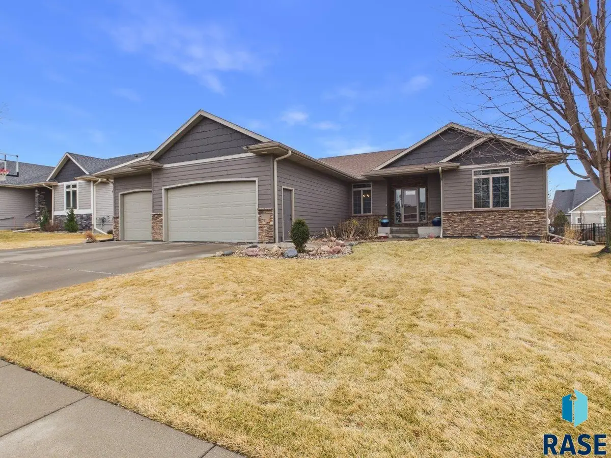 2105 S Silverpine Ct, Sioux Falls, SD 57110 - #1