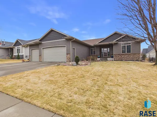 2105 S Silverpine Ct, Sioux Falls, SD 57110