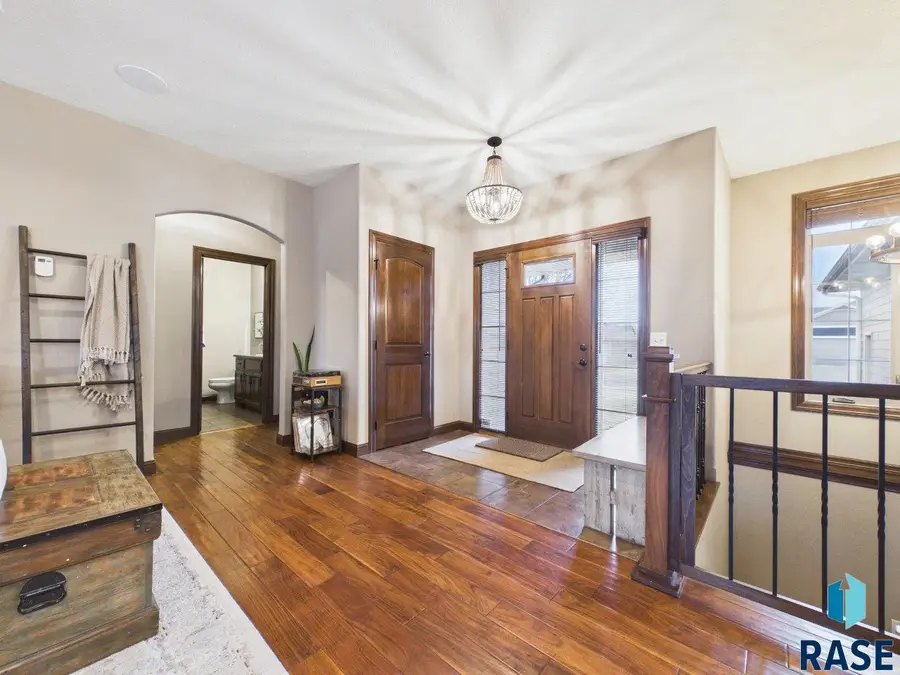 2105 S Silverpine Ct, Sioux Falls, SD 57110 - #2