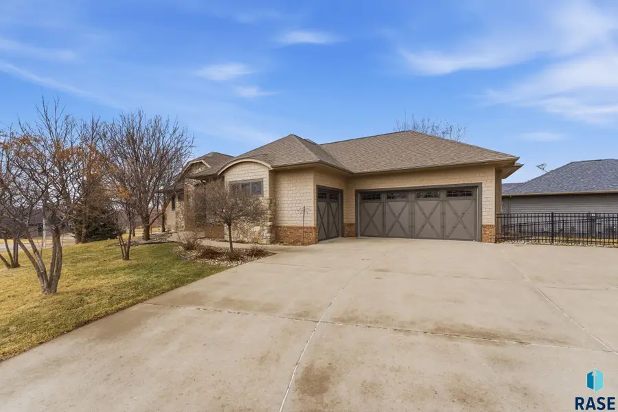 1325 W Wicklow Ct, Sioux Falls, SD 57108 - #2