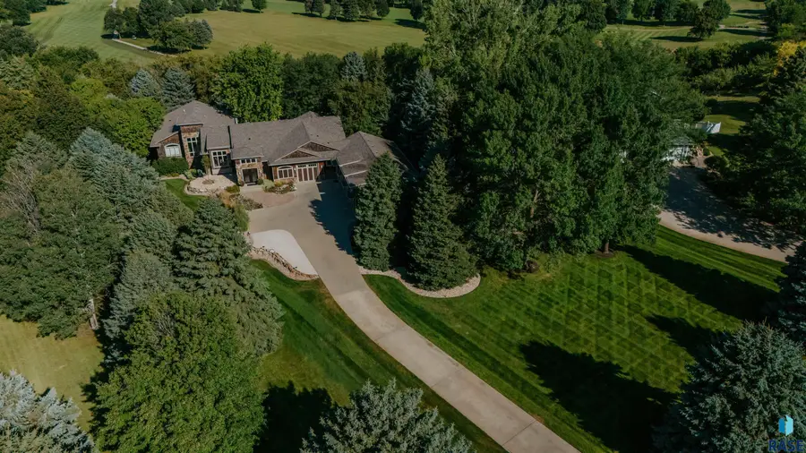 411 S Country Club Ave, Brandon, SD 57005 - #2