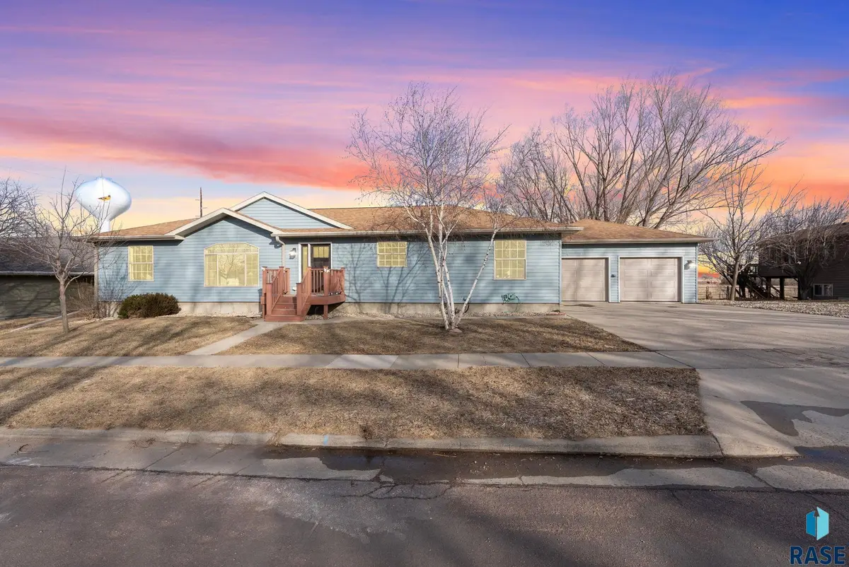 406 N Cherry St, Lennox, SD 57039 - #1